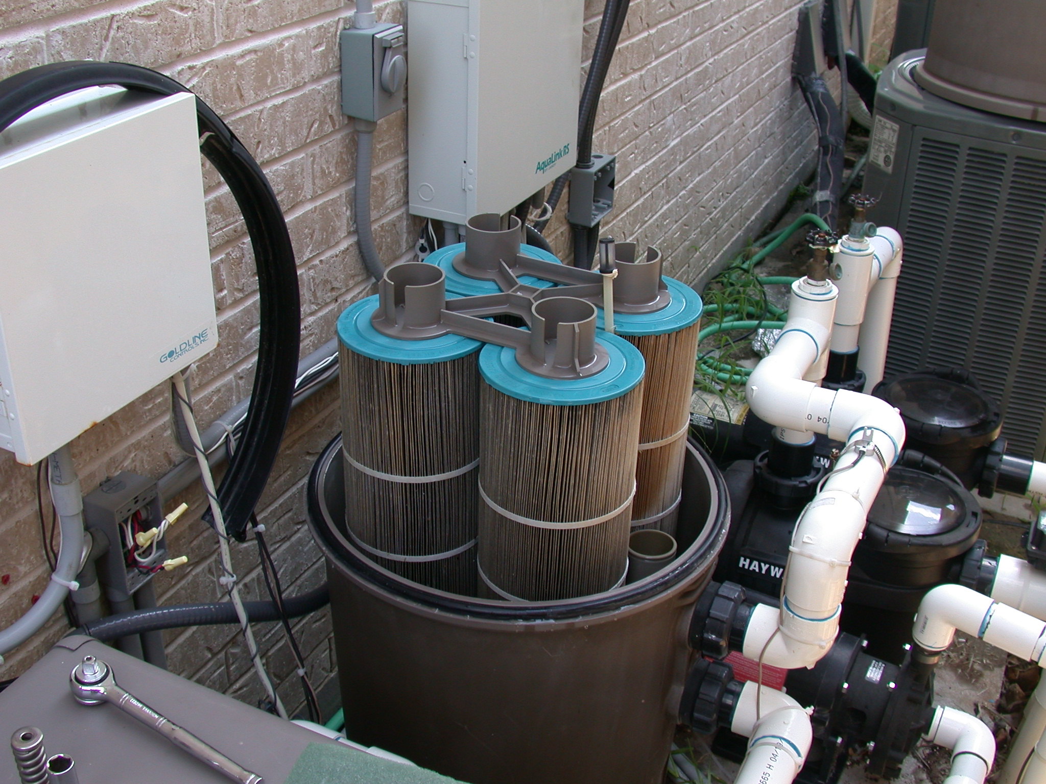 Open pool filter with pleated cartridge elements