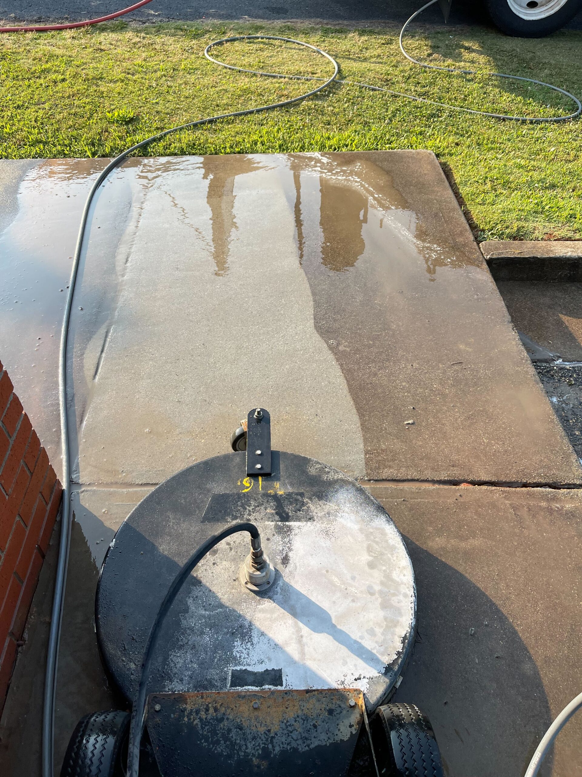 Surface cleaner leaving a clean stripe on concrete